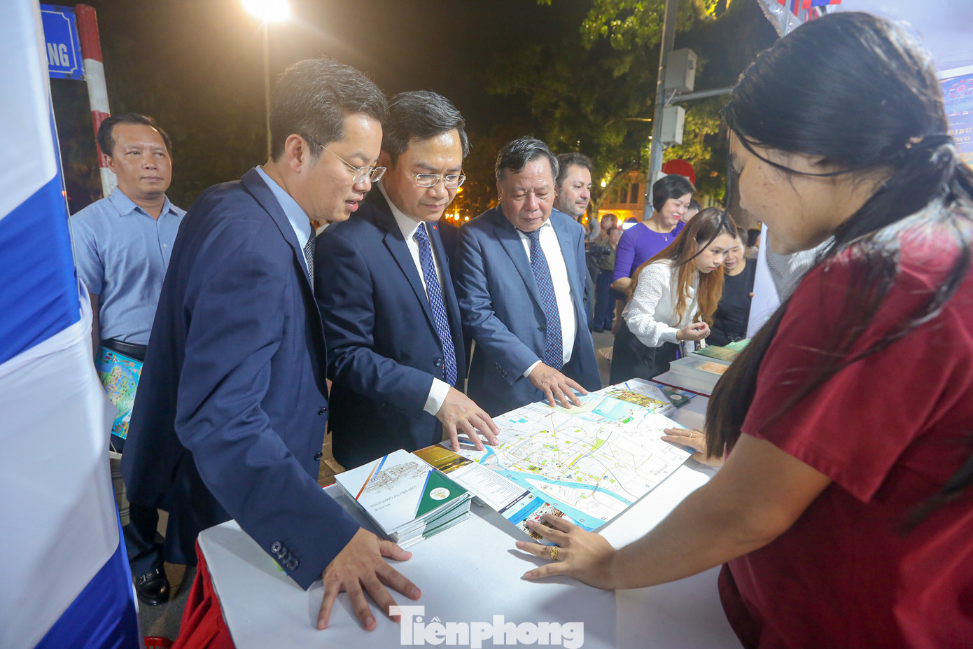 Hội sách còn nhận được sự hưởng ứng, tham gia của một số cơ quan ngoại giao như: Đại sứ quán các nước: Lào, Campuchia, Pháp, Ý. Hội sách còn nhận được sự hưởng ứng, tham gia của một số cơ quan ngoại giao như: Đại sứ quán các nước: Lào, Campuchia, Pháp, Ý.