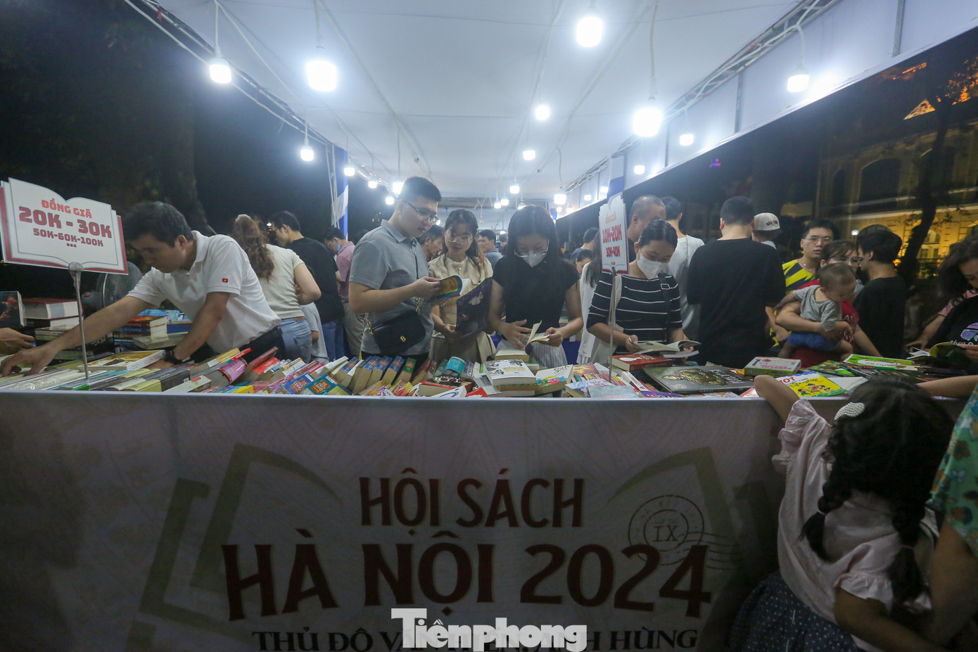 Ghi nhận của PV, ngày khai mạc hội sách đã thu hút hàng nghìn lượt khách đến tham quan, tìm hiểu. Ghi nhận của PV, ngày khai mạc hội sách đã thu hút hàng nghìn lượt khách đến tham quan, tìm hiểu.