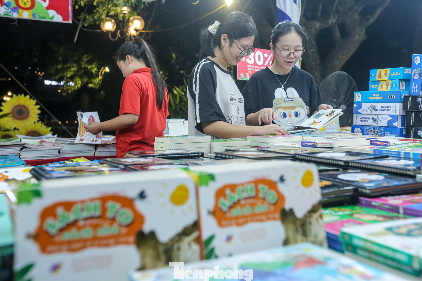 Không chỉ đơn thuần là nơi mua bán và trao đổi sách, sự kiện còn là dịp để tôn vinh văn hóa đọc, kết nối tri thức, và lan tỏa những giá trị văn hóa lịch sử sâu sắc của Thủ đô. Không chỉ đơn thuần là nơi mua bán và trao đổi sách, sự kiện còn là dịp để tôn vinh văn hóa đọc, kết nối tri thức, và lan tỏa những giá trị văn hóa lịch sử sâu sắc của Thủ đô.