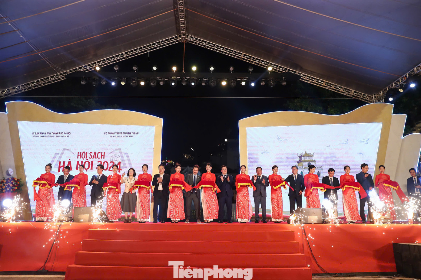 Các đồng chí lãnh đạo, đại biểu cắt băng khai mạc hội sách. Các đồng chí lãnh đạo, đại biểu cắt băng khai mạc hội sách.