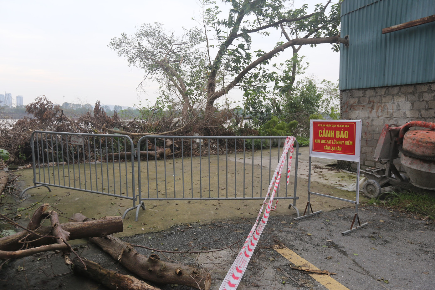 Các khu vực sạt lở thuộc xã Kim Lan đã được rào chắn bằng barie và biển cảnh báo.
