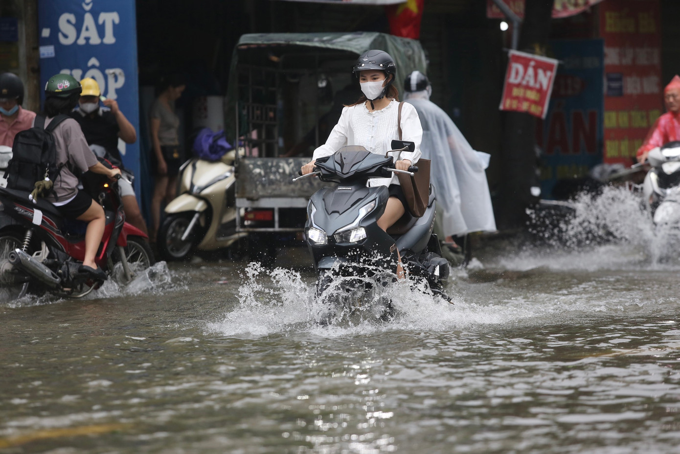 Mặc dù có biển cảnh báo, nhiều phương tiện vẫn mạo hiểm băng qua khu vực ngập nước sâu.