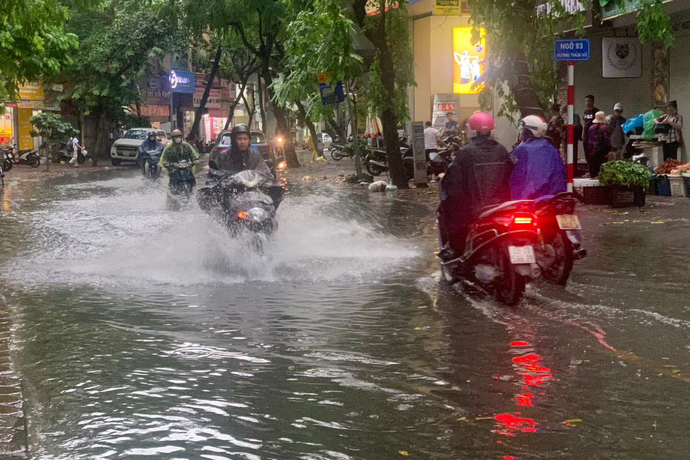 Nước ngập tràn vỉa hè, các phương tiện di chuyển khó khăn. Nước ngập tràn vỉa hè, các phương tiện di chuyển khó khăn.