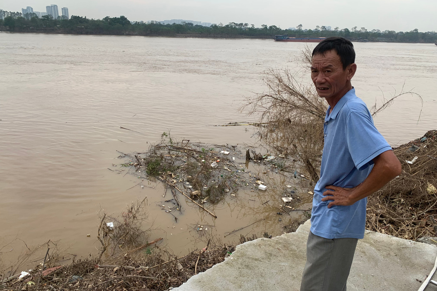 Ông Nguyễn Xuân Hà bàng hoàng kể lại vụ sạt lở cuốn trôi cả nhà xưởng rộng khoảng 60m2.