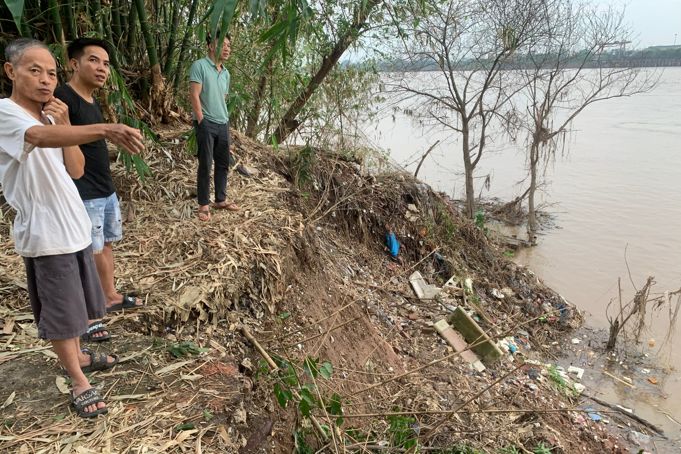Người dân xã Kim Lan cho biết, trận sạt lở lần này lớn nhất từ trước đến giờ tại đây.