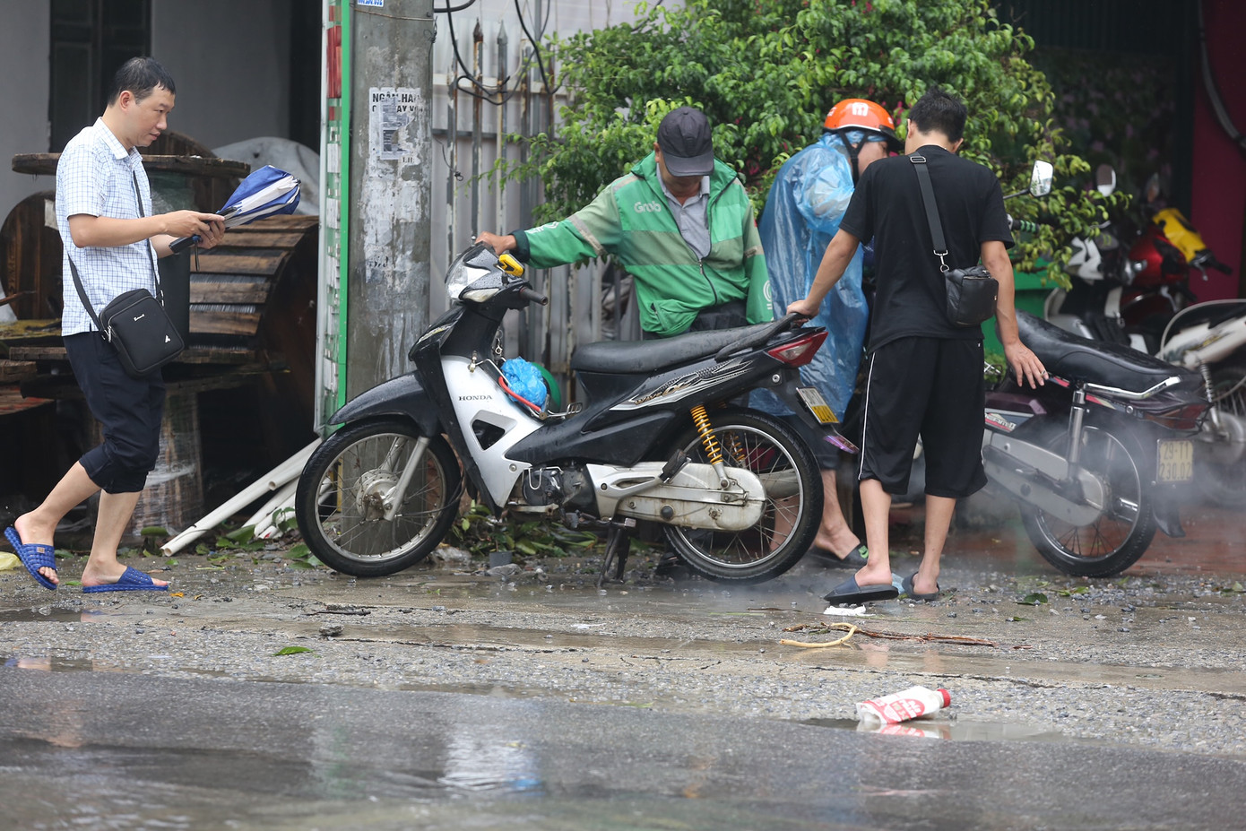 Phương tiện cố nổ máy sau khi băng qua dòng nước.