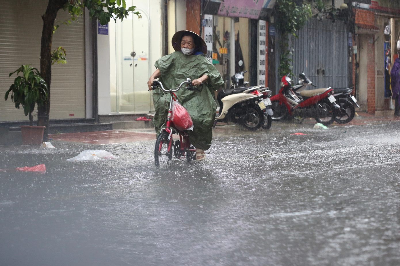 Các phương tiện vất vả di chuyển qua khu vực ngập nước. Các phương tiện vất vả di chuyển qua khu vực ngập nước.