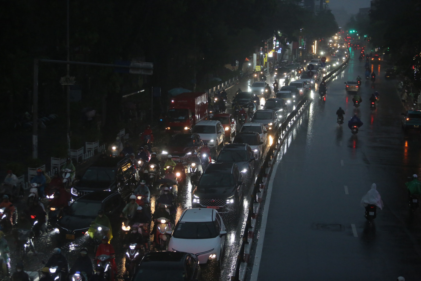 Phố Tây Sơn (quận Đống Đa) ùn tắc các phương tiện dưới cơn mưa lớn. Phố Tây Sơn (quận Đống Đa) ùn tắc các phương tiện dưới cơn mưa lớn.