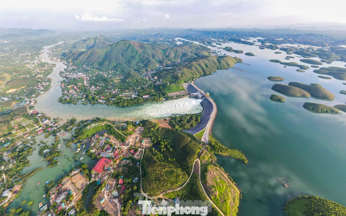 Hồ thủy điện Thác Bà (Yên Bái) vẫn đang điều tiết xả lũ qua 3 cửa. Hồ thủy điện Thác Bà (Yên Bái) vẫn đang điều tiết xả lũ qua 3 cửa.