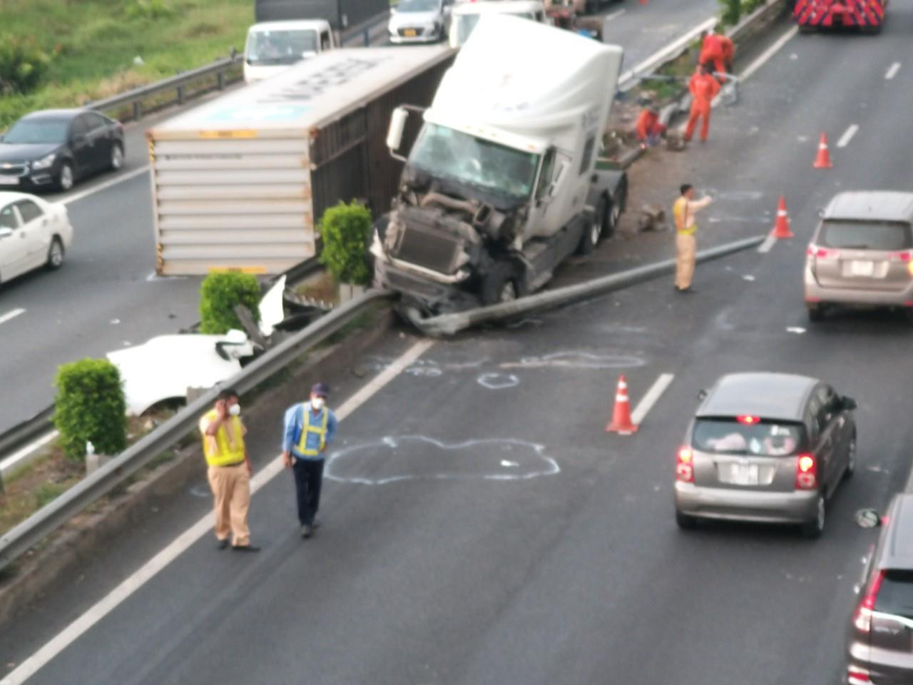 Trong khi đó, thùng container nằm làn số 1 hướng TPHCM đi các tỉnh thành miền Tây Nam Bộ. Trong khi đó, thùng container nằm làn số 1 hướng TPHCM đi các tỉnh thành miền Tây Nam Bộ.