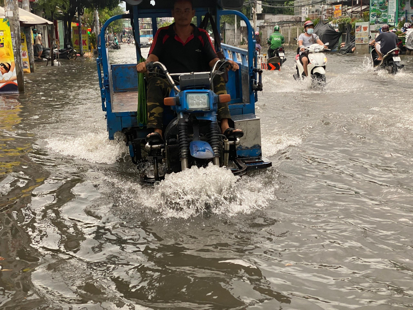 Theo người dân sống tại đường Nguyễn Văn Khối, nguyên nhân gây ngập là mưa lớn kéo dài, thêm vào đó là hệ thống cống thoát nước chậm.