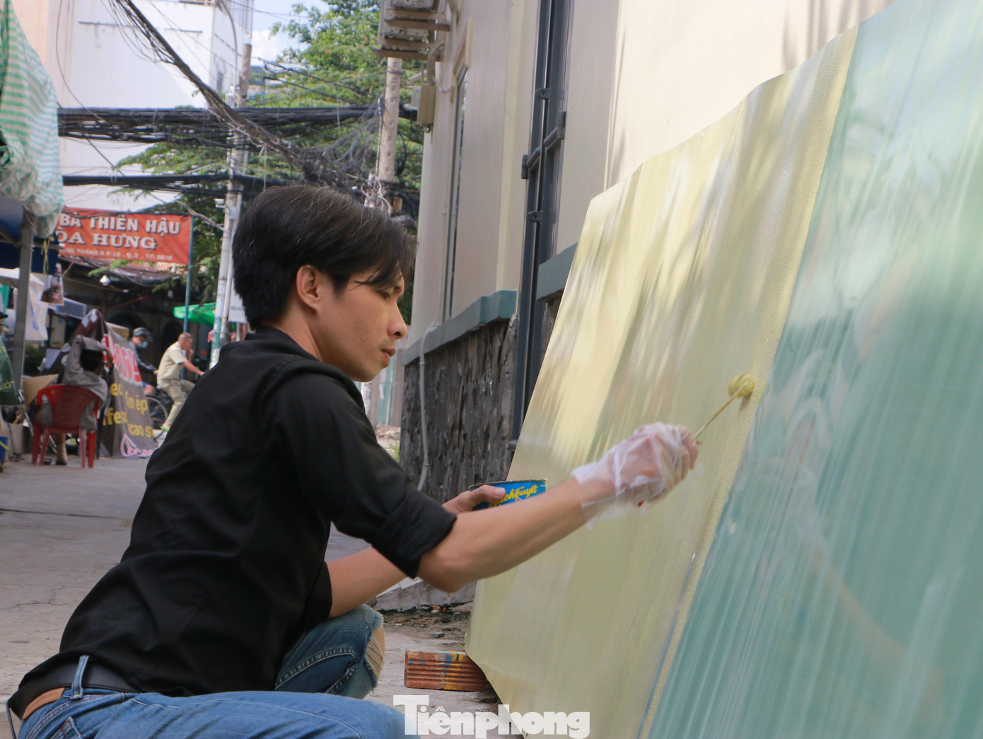 Anh Bảo có hơn 5 năm gắn bó với công việc vẽ thủ công bảng hiệu. Anh Bảo có hơn 5 năm gắn bó với công việc vẽ thủ công bảng hiệu.