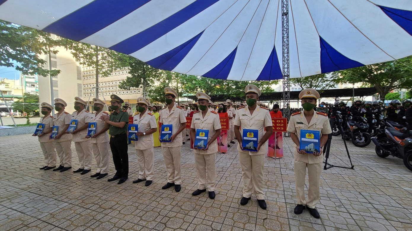 Lãnh đạo Công an TP.HCM trao các quyết định cho 100 cán bộ chiến sĩ. Lãnh đạo Công an TP.HCM trao các quyết định cho 100 cán bộ chiến sĩ.