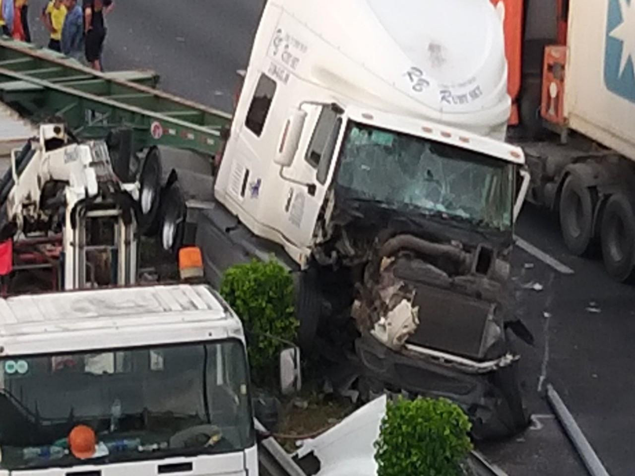 Tại hiện trường, đầu xe chắn làn đường chiều ngược lại. Tại hiện trường, đầu xe chắn làn đường chiều ngược lại.