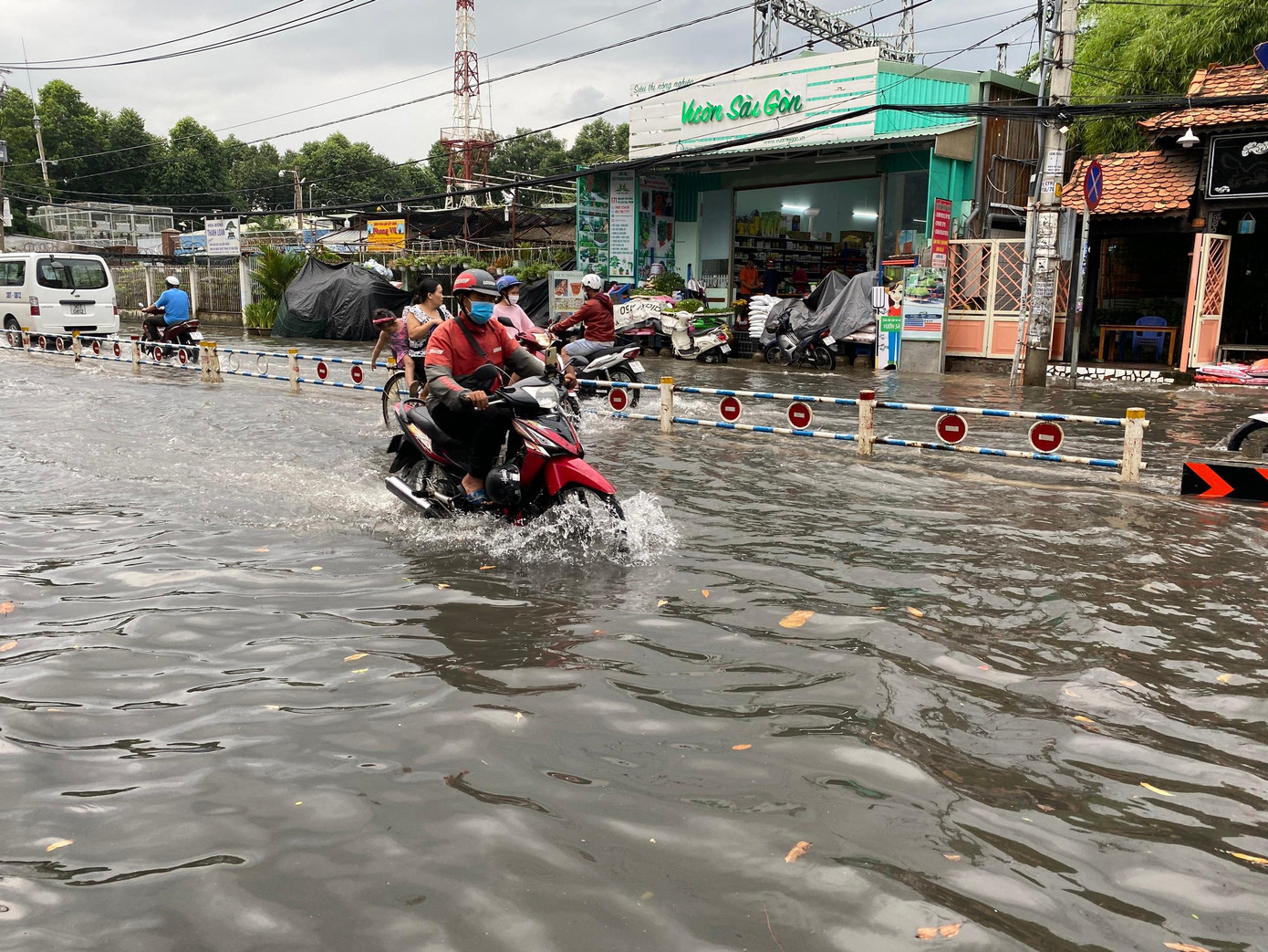 Một đoạn trên đường Nguyễn Văn Khối (quận Gò Vấp) bị ngập sâu, ảnh hưởng tới giao thông qua khu vực.