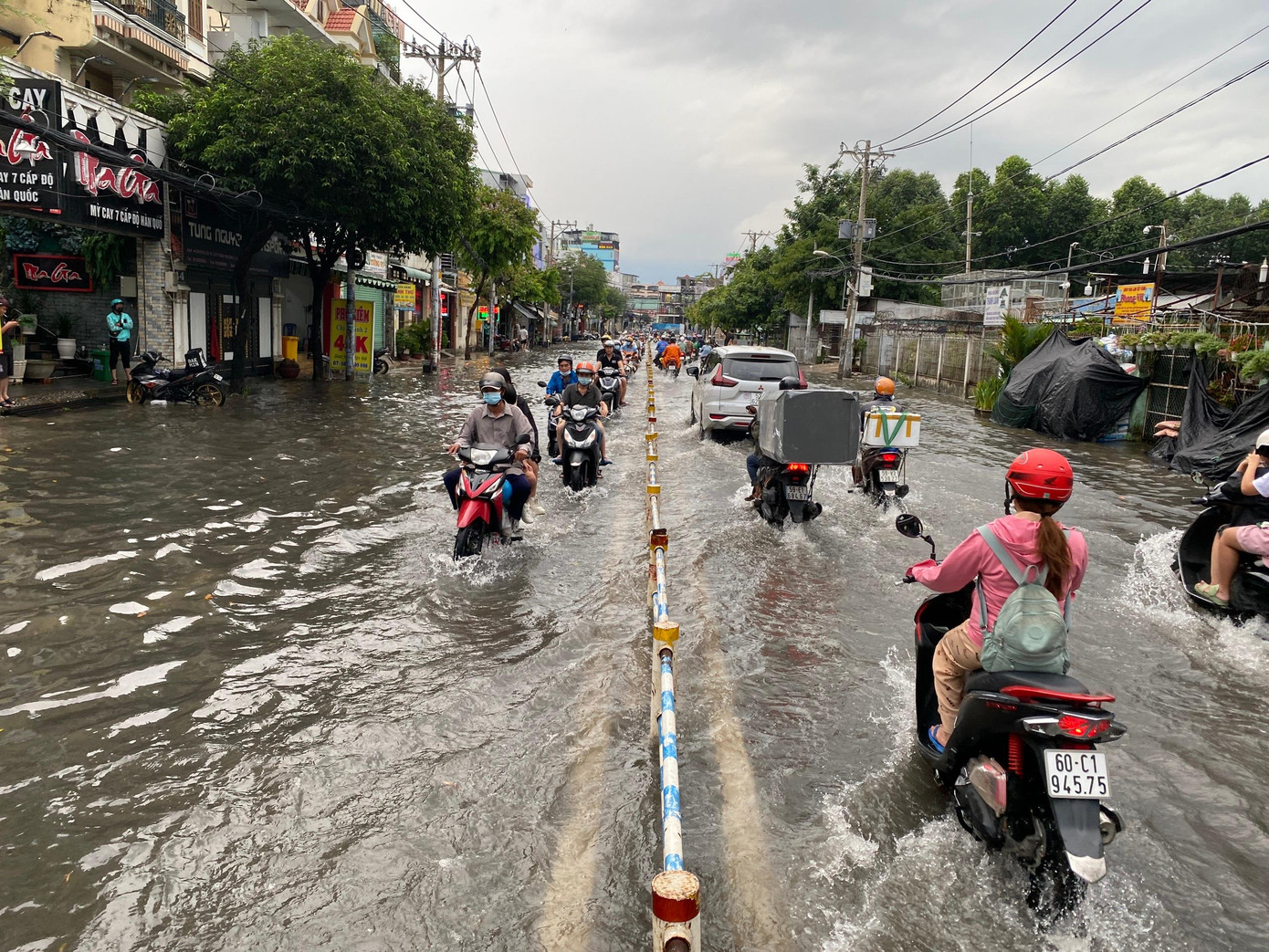 Trong khoảng từ 0-3h tới, các khối mây dông tiếp tục phát triển gây mưa kèm dông cho các quận, huyện kể trên, sau đó di chuyển lan sang đến các khu vực lân cận khác của thành phố. Lượng mưa phổ biến 5-20mm, có nơi trên 30mm.