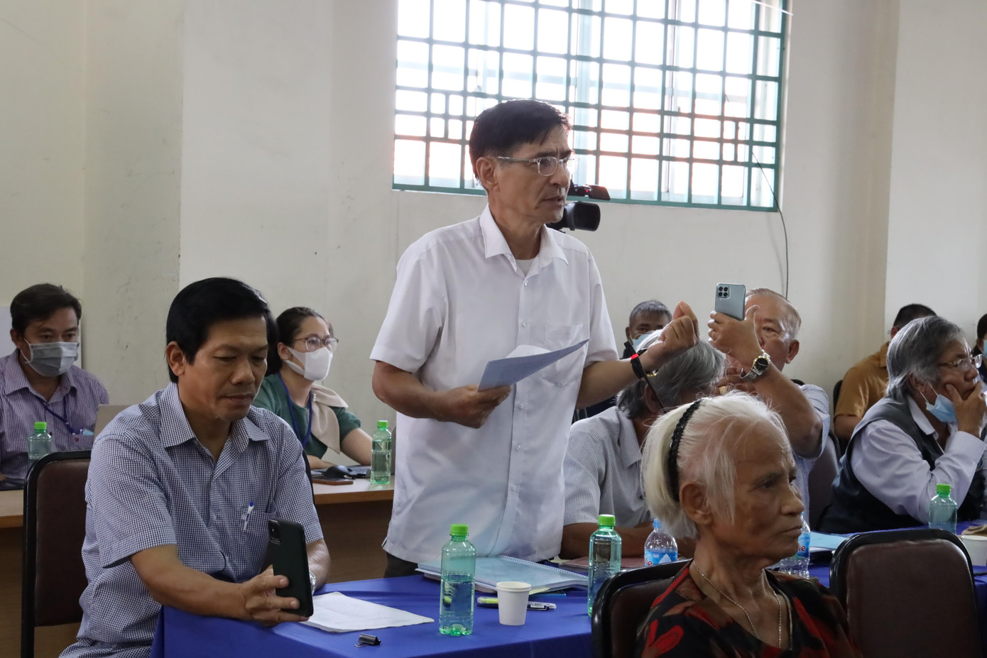 Người dân Thủ Thiêm trình bày những bức xúc của mình. Ảnh: Trung tâm báo chí TPHCM