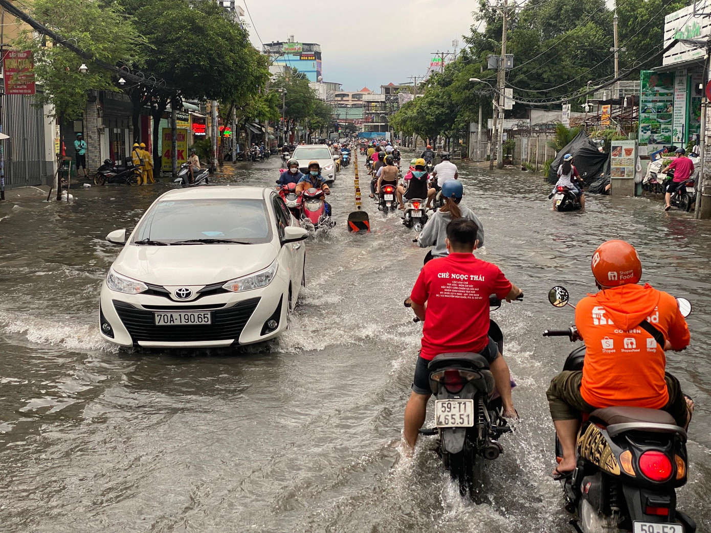 Chiều 19/6, TPHCM xuất hiện mưa lớn kéo dài hàng giờ khiến nhiều tuyến đường bị ngập nặng. Mưa như trút nước bắt đầu khoảng 14h và rải rác đến hơn 17h khiến nhiều người dân di chuyển trên đường gặp khó khăn.