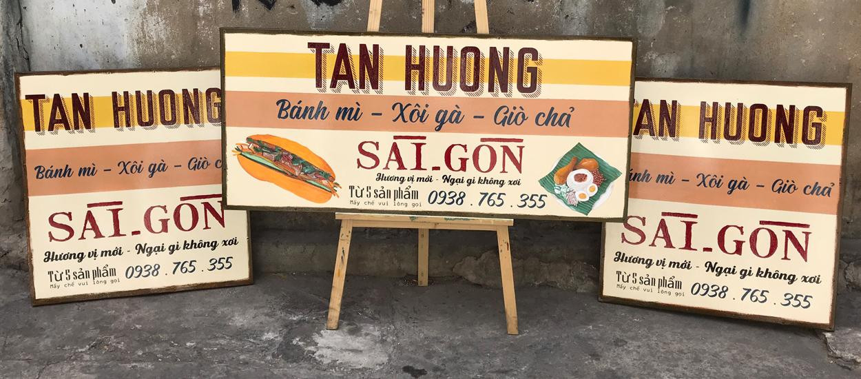 Các quán ăn, quán cà phê lựa chọn bảng hiệu thủ công phong cách xưa cũ vì gần gũi và thu hút khách hàng, đặc biệt là giới trẻ. Các quán ăn, quán cà phê lựa chọn bảng hiệu thủ công phong cách xưa cũ vì gần gũi và thu hút khách hàng, đặc biệt là giới trẻ.
