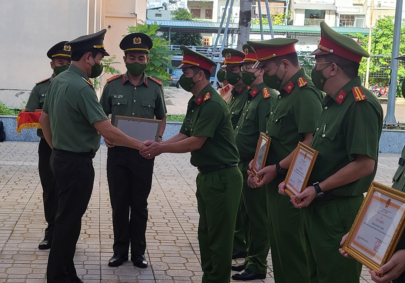 Lãnh đạo Công an TPHCM trao giấy khen cho tập thể, cá nhân đạt thành tích. Lãnh đạo Công an TPHCM trao giấy khen cho tập thể, cá nhân đạt thành tích.