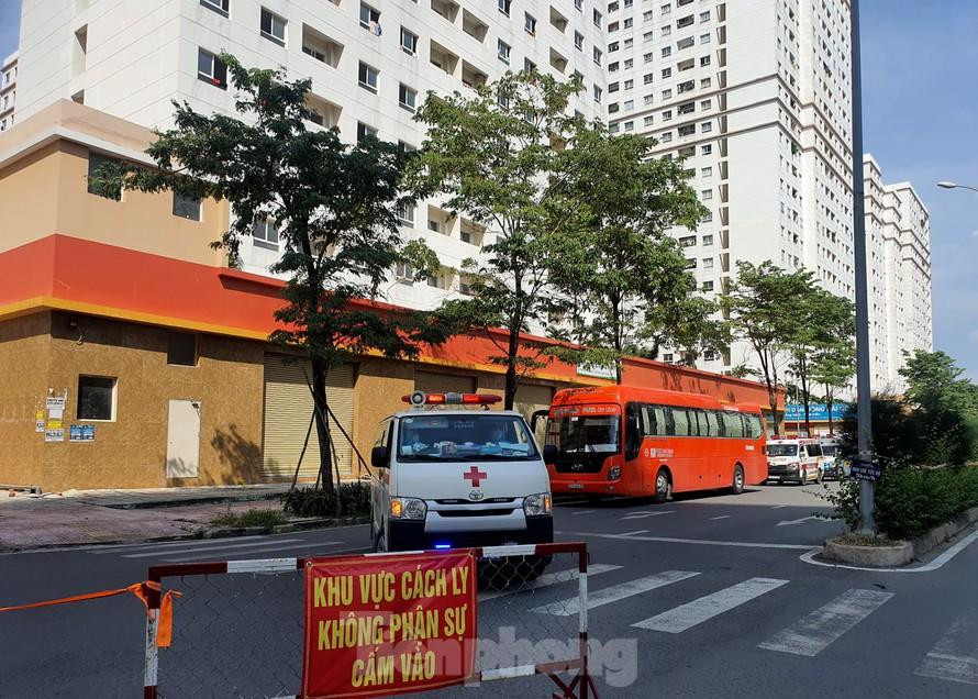 Bệnh viện dã chiến thu dung điều trị COVID-19 với quy mô 18.000 giường tại các tòa nhà R1, R2, R3, thuộc khu tái định cư An Khánh, TP Thủ Đức khi nhận bệnh nhân vào điều trị tháng 7/2021. Ảnh: Ngô Bình