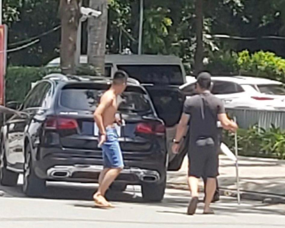 Đối tượng dùng hung khí và bình xịt hơi cay tấn công tài xế xe tải sau khi xảy ra va chạm giao thông.