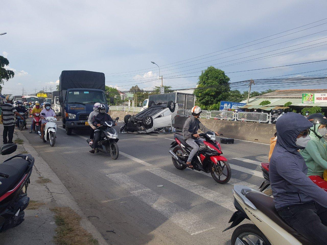 Vụ tai nạn khiến quốc lộ 1 ùn tắc gần 2km.