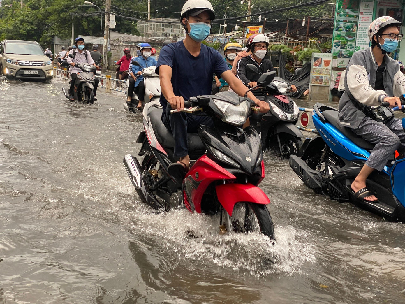 Theo ghi nhận, nhiều tuyến đường ở quận Gò Vấp như: Nguyễn Oanh, Nguyễn Văn Dung, Lê Đức Thọ, Nguyễn Văn Khối,... bị ngập nặng sau cơn mưa lớn.