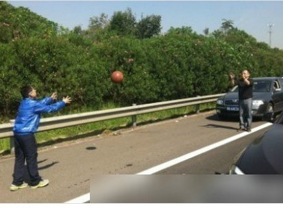 Hai ông cháu cùng chơi tung bóng, vừa khỏe vừa giết thời gian.