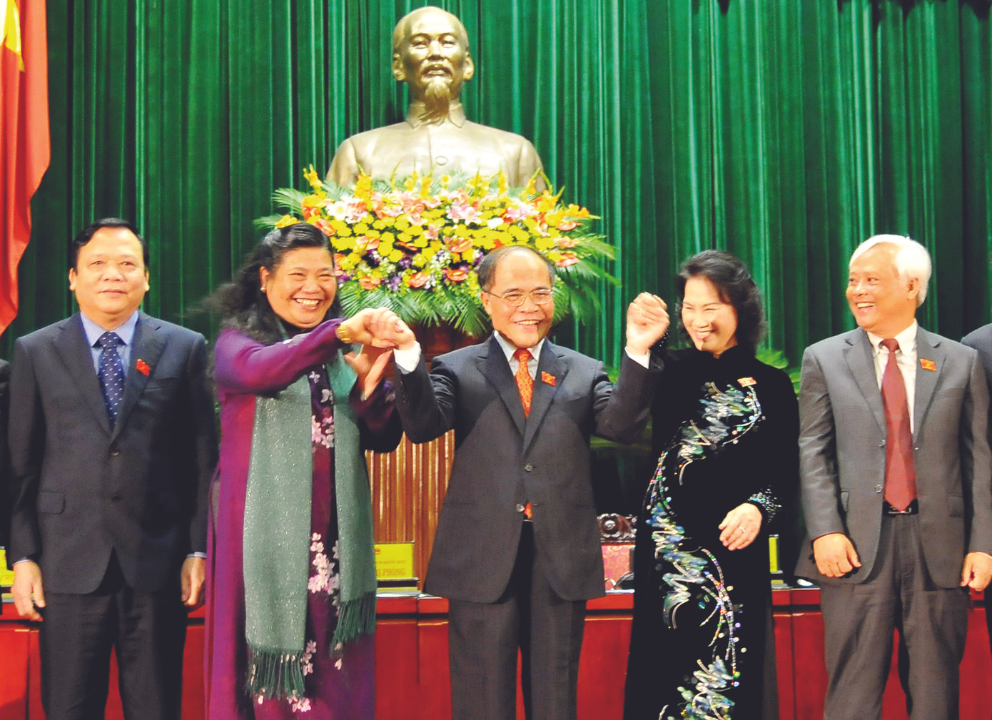 Thứ tự từ phải sang trái: Phó CTQH Huỳnh Ngọc Sơn, Phó CTQH Tòng Thị Phóng, Chủ tịch Quốc hội Nguyễn Sinh Hùng, Phó CTQH Nguyễn Thị Kim Ngân, Phó CTQH Uông Chu Lưu