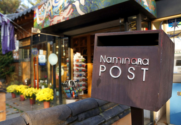  Và cuối ngày, nên mua một bưu thiếp và gửi cho người thân