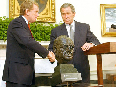 Cựu tổng thống Bush tại lễ tiếp nhận quà tặng- tượng bán thân Winston Churchill
