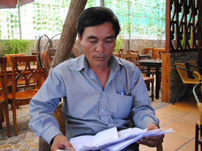 Ông Ngô Đăng Chính trình bày vụ việc với phóng viên