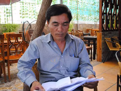 Ông Ngô Đăng Chính trình bày vụ việc với phóng viên