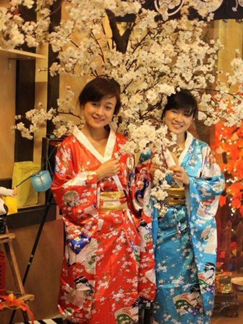 Nguyễn Minh Hiền (bên trái). 