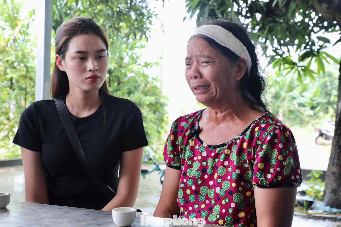 Vợ ông, bà Lâm Thị Phượng kể lại, hôm lũ đạt đỉnh, ông Thoa chèo thuyền độc mộc đi xem tình hình các con cháu. Khi thuyền ra giữa dòng, bất ngờ bị lật do nước lũ quá xiết. Dù biết bơi nhưng tuổi cao, sức yếu, ông không thể thoát. Ngày hôm sau, gia đình tổ chức đám trong lũ lớn, phải lội qua nước ngập tới cổ để đưa linh cữu ông lên ngọn đồi phía sau nhà chôn cất.