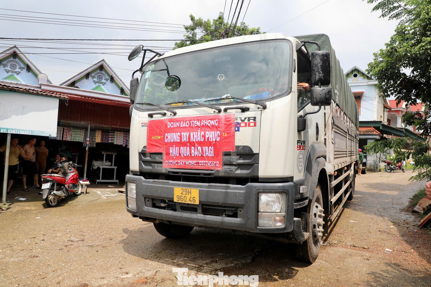 Sáng 13/9, đoàn thiện nguyện báo Tiền Phong tiếp tục chuyển những phần quà, tiền mặt của bạn đọc tới tay người dân các tỉnh thành bị ảnh hưởng bởi hoàn lưu bão số 3. Đoàn thiện nguyện phối hợp với Tỉnh đoàn Tuyên Quang thăm, chia sẻ tới người dân vùng lũ tại huyện Sơn Dương.