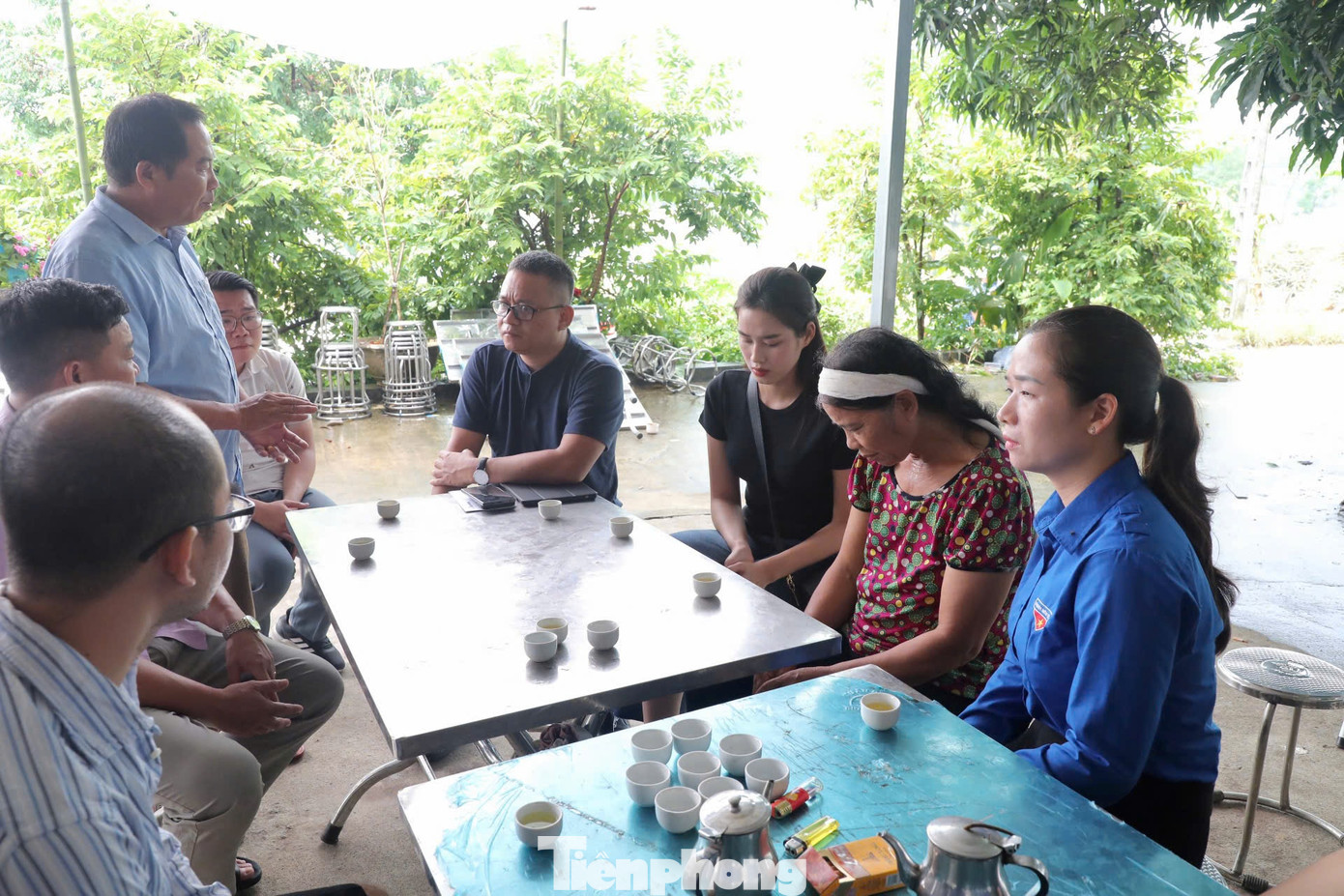 Đoàn đến thăm nhà một gia đình có người thiệt mạng do hoàn lưu bão số 3 tại thôn Phú Thị, xã Chi Thiết. Nạn nhân là ông Trịnh Văn Thoa, 62 tuổi, vừa qua đời vài ngày trước vì đuối nước.