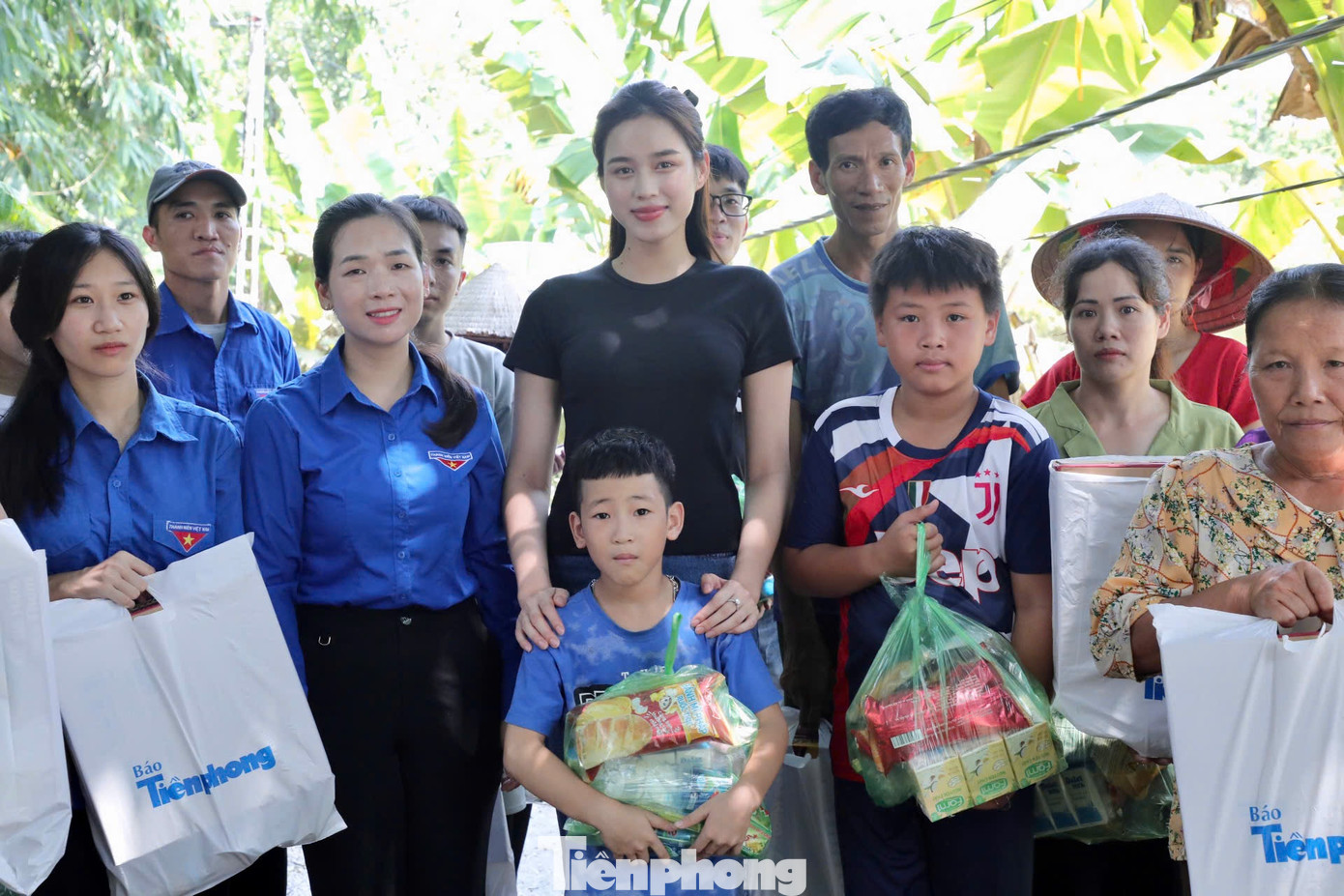 Đoàn thiện nguyện chia sẻ, tặng quà của bạn đọc tới người dân vùng lũ tại xã Chi Thiết, huyện Sơn Dương. Các món quà là tặng phẩm của Đoàn Thanh niên Ngân hàng Trung ương, Cty CP Thời đại Men vi sinh Yeast Era, Cty CP Uniben, Cty Mỹ phẩm Cỏ Cây Hoa Lá.