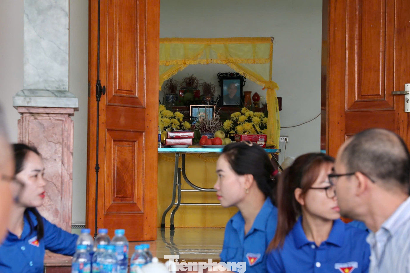 Đoàn đến thăm nhà một gia đình có người thiệt mạng do hoàn lưu bão số 3 tại thôn Phú Thị, xã Chi Thiết. Nạn nhân là ông Trịnh Văn Thoa, 62 tuổi, vừa qua đời vài ngày trước vì đuối nước.