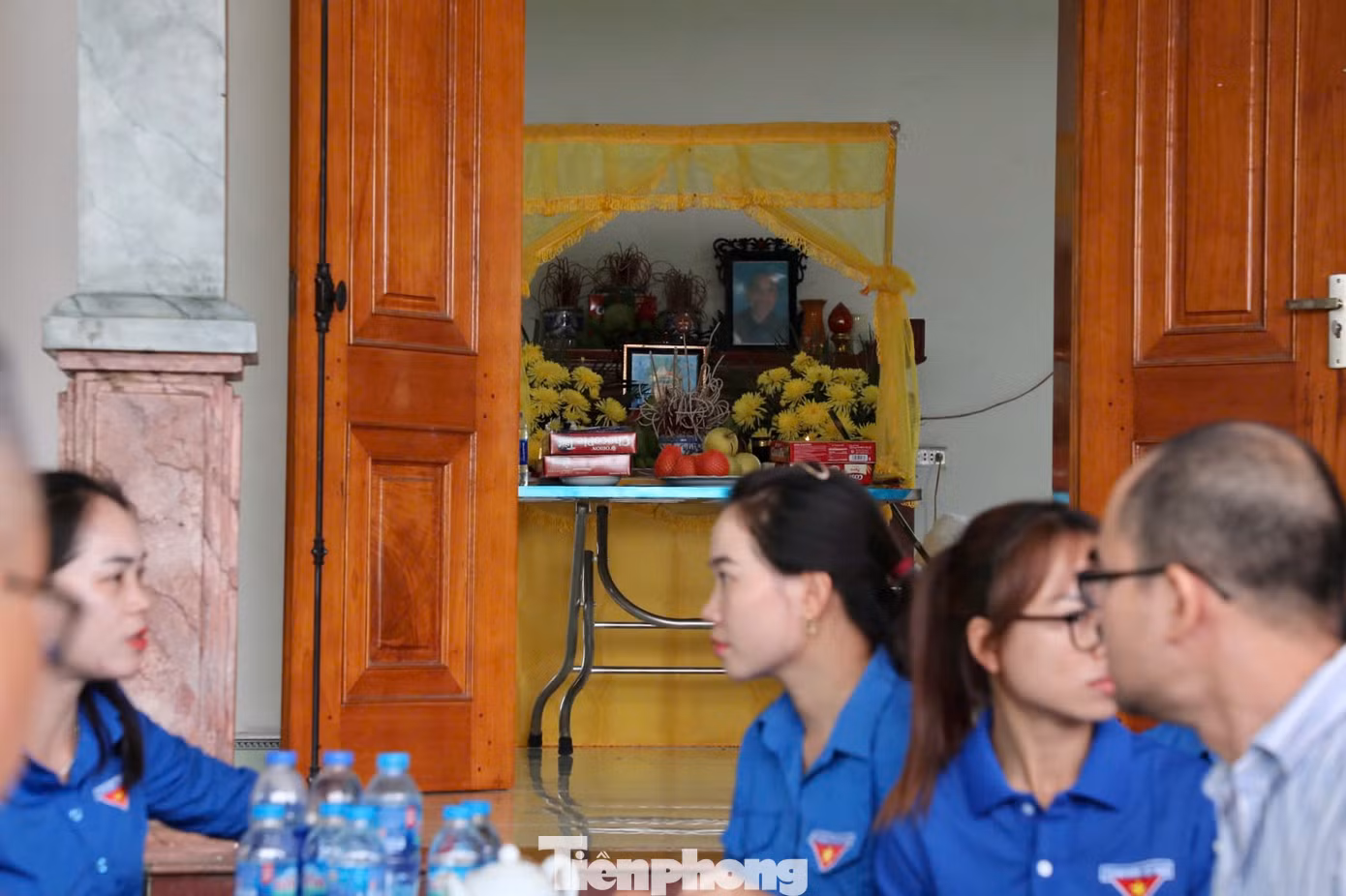 Đoàn đến thăm nhà một gia đình có người thiệt mạng do hoàn lưu bão số 3 tại thôn Phú Thị, xã Chi Thiết. Nạn nhân là ông Trịnh Văn Thoa, 62 tuổi, vừa qua đời vài ngày trước vì đuối nước.