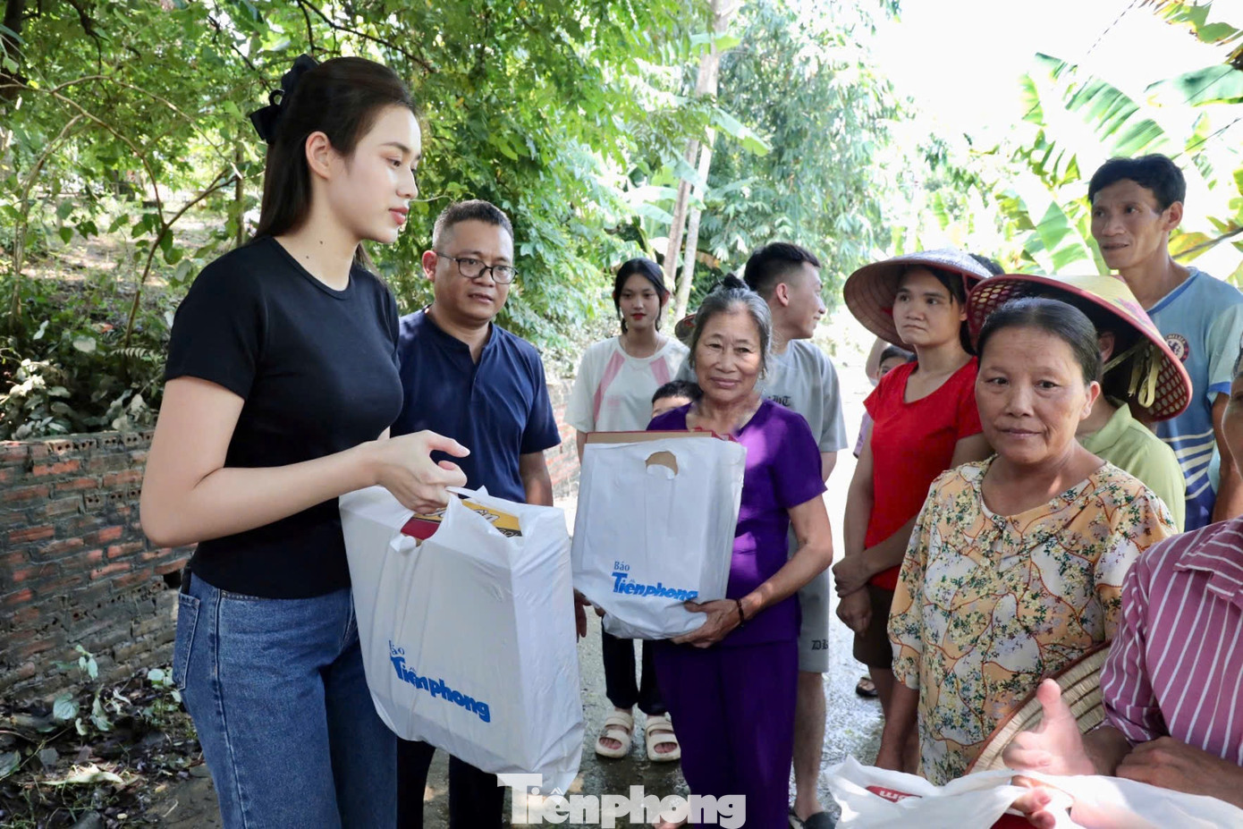 Tham gia đoàn thiện nguyện hôm nay có Hoa hậu Việt Nam Đỗ Thị Hà cùng các cán bộ, nhân viên của báo Tiền Phong. Trước đó, để hỗ trợ cho đồng bào bị ảnh hưởng bởi bão số 3, Hoa hậu Đỗ Thị Hà đã gửi vào tài khoản báo Tiền Phong 200 triệu đồng và đề nghị được đi cứu trợ cùng đoàn của báo.