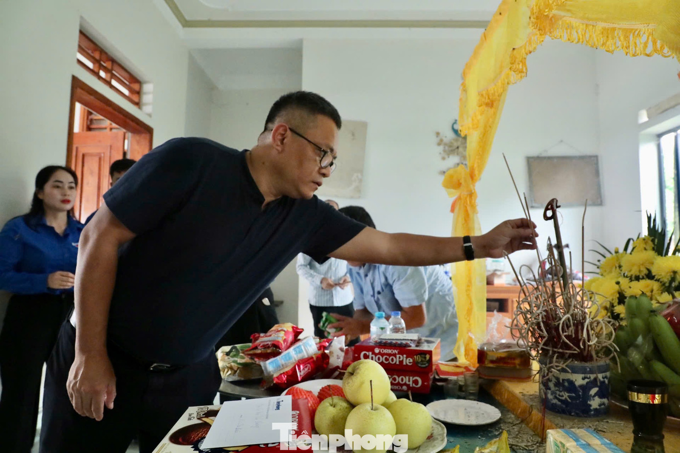 Đoàn thiện nguyện thắp nén tâm nhang, kính viếng hương hồn ông Thoa.