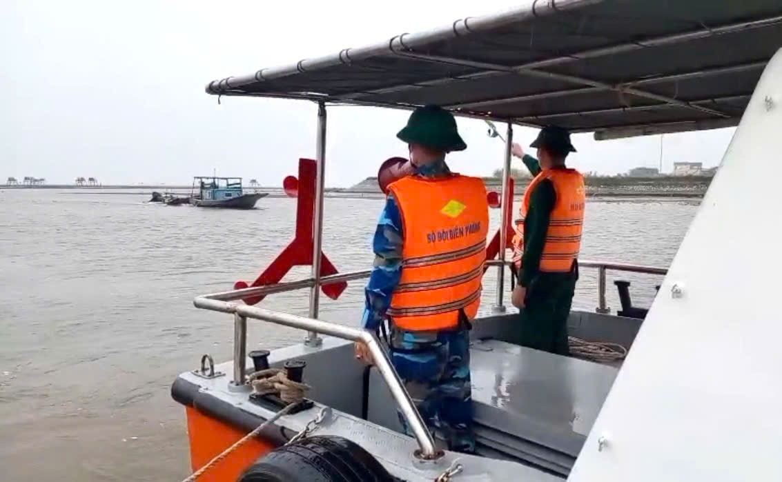 Cán bộ, chiến sĩ BĐBP đồn Cửa Lân sử dụng cano, loa kêu gọi, kiểm đếm, sắp xếp và hướng dẫn các tàu, thuyền vào nơi tránh, trú an toàn.