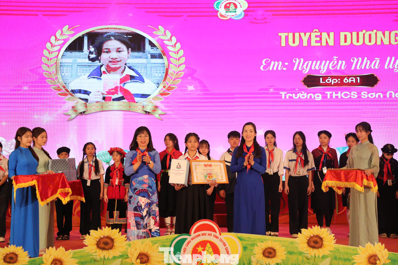 Phó trưởng ban Công tác thiếu nhi Trung ương Đoàn Lê Thị Hải Hà và Bí thư Tỉnh Đoàn Tuyên Quang trao Bằng khen của Chủ tịch UBND tỉnh cho các cháu học sinh. Phó trưởng ban Công tác thiếu nhi Trung ương Đoàn Lê Thị Hải Hà và Bí thư Tỉnh Đoàn Tuyên Quang trao Bằng khen của Chủ tịch UBND tỉnh cho các cháu học sinh.