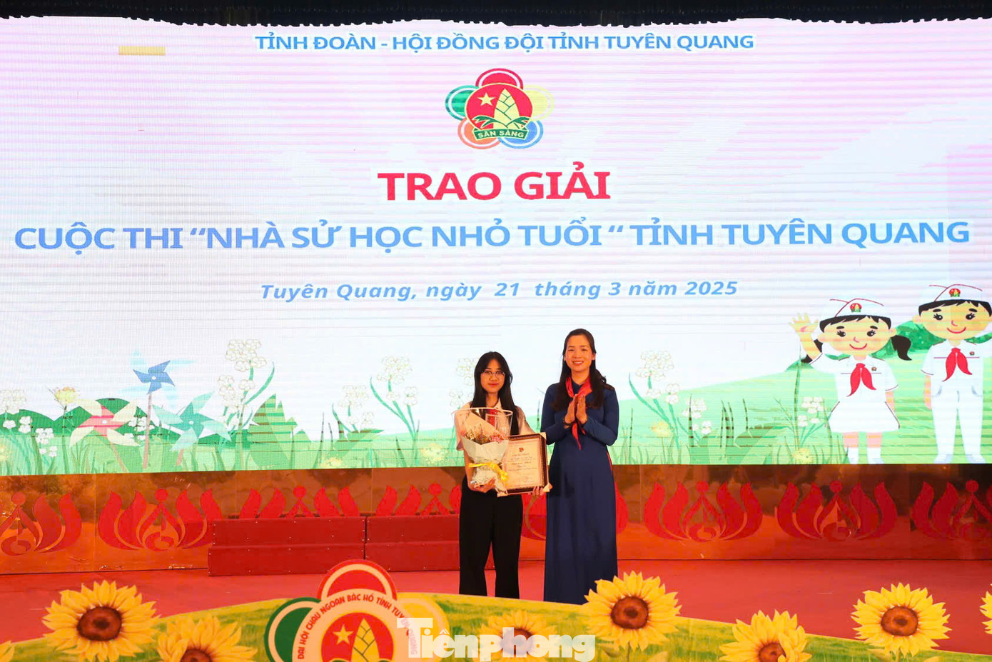 Lãnh đạo Tỉnh Đoàn Tuyên Quang trao giải nhất Cuộc thi “Nhà sử học nhỏ tuổi” cho thí sinh. Lãnh đạo Tỉnh Đoàn Tuyên Quang trao giải nhất Cuộc thi “Nhà sử học nhỏ tuổi” cho thí sinh.