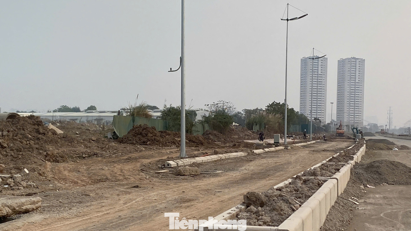 Cách đó khoảng 2,5 km là một đại công trường nằm gần khu vực đường Di Trạch và đường Vân Canh (Vân Canh, Hoài Đức, Hà Nội). So với công trường trước, lượng bụi tại đại công trường này cao gấp nhiều lần do quy mô, diện tích lớn hơn rất nhiều và đơn vị thi công gần như không có biện pháp che chắn nào.