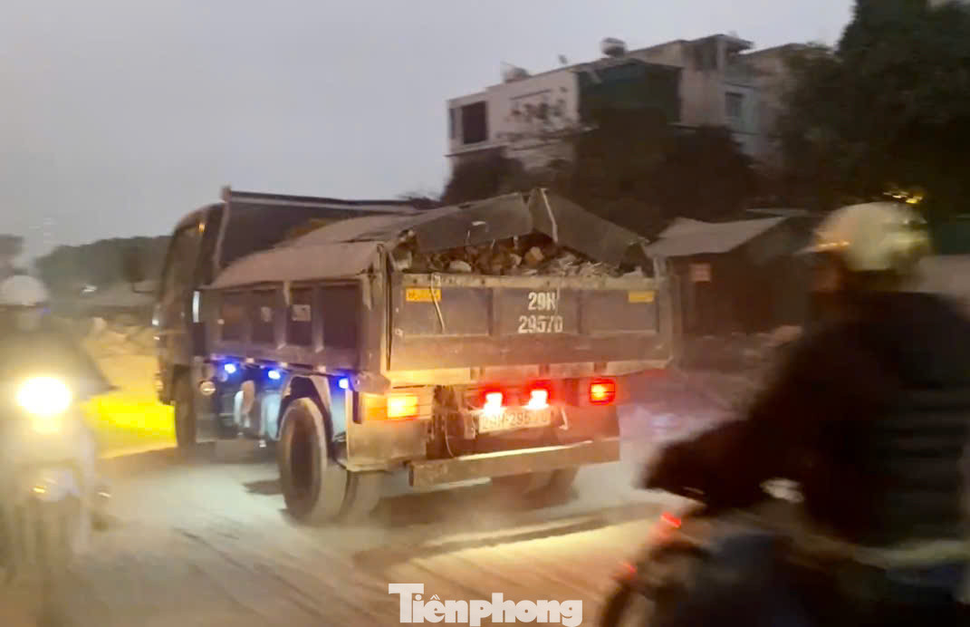 Mỗi khi có phương tiện đi qua, con đường bụi như Sapa trong sương mờ. Trên tường nhà các hộ dân sống quanh khu vực dày đặc bụi bẩn.