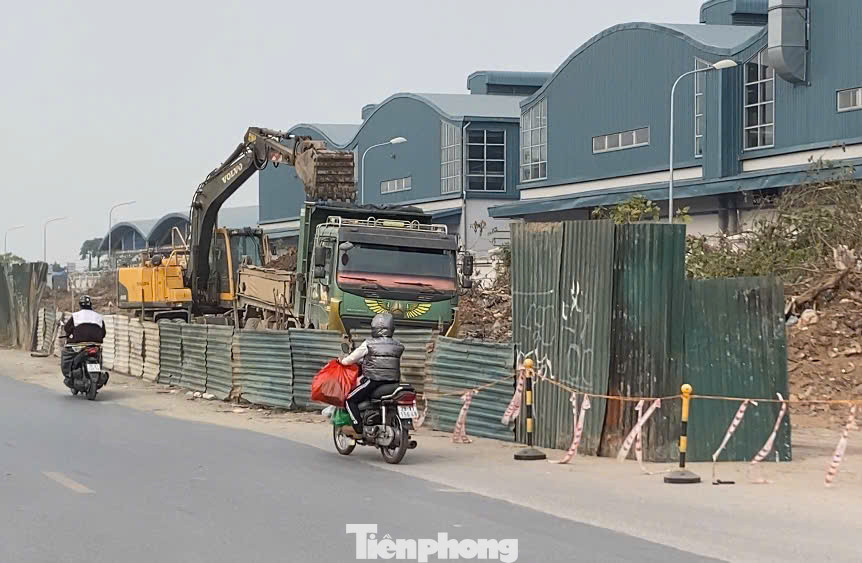 Tại đường Tây Tựu (Bắc Từ Liêm, Hà Nội), đoạn từ quốc lộ (QL) 32 rẽ vào có một công trường đang thực hiện đào, san gạt đất. Dự án thi công chỉ được che chắn tạm bợ, lượng bụi lớn phát sinh từ đây. Theo người dân, chưa ghi nhận xịt, rửa đường trên tuyến đường này.