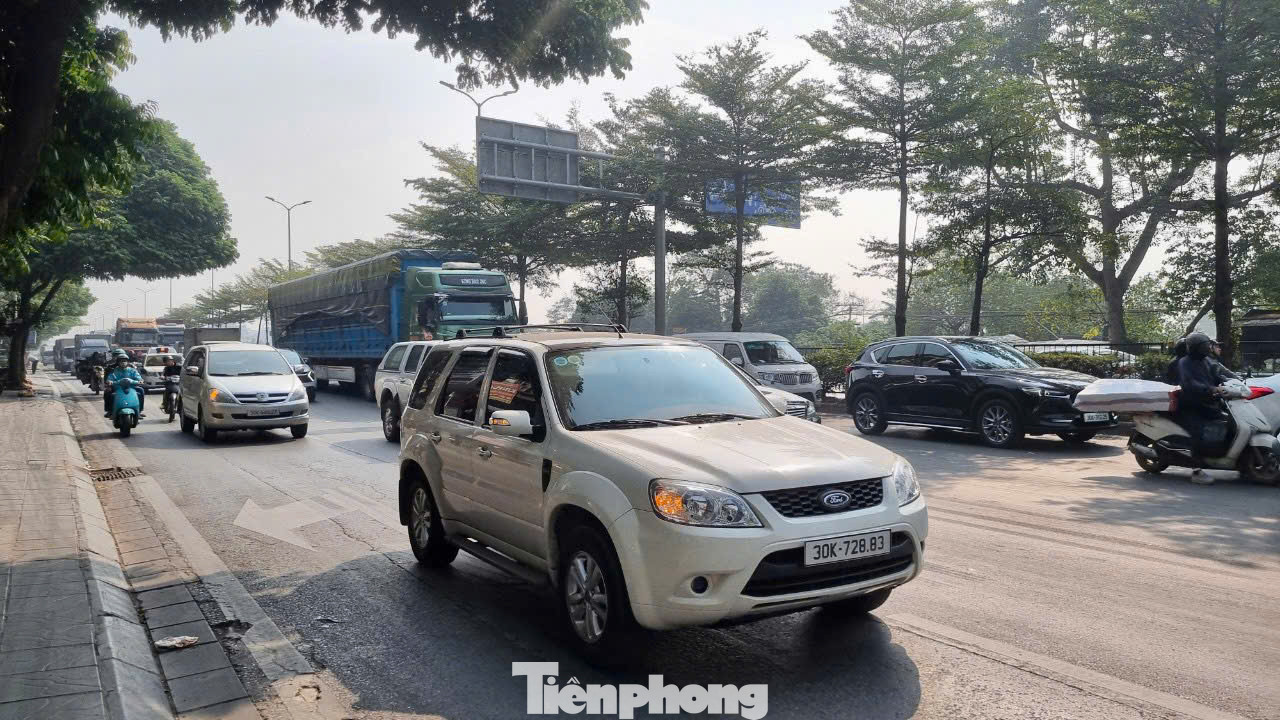 Ghi nhận của phóng viên Tiền Phong, các cửa ngõ vào Thủ đô lượng phương tiện luôn trong tình trạng đông đúc. Khí thải từ phương tiện giao thông, bụi đường làm tăng ô nhiễm không khí.